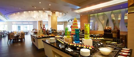 Daily buffet breakfast (CNY 108 per person)