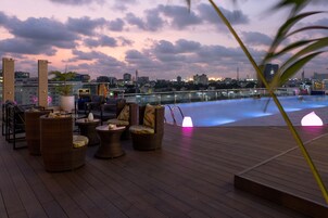 Una piscina al aire libre