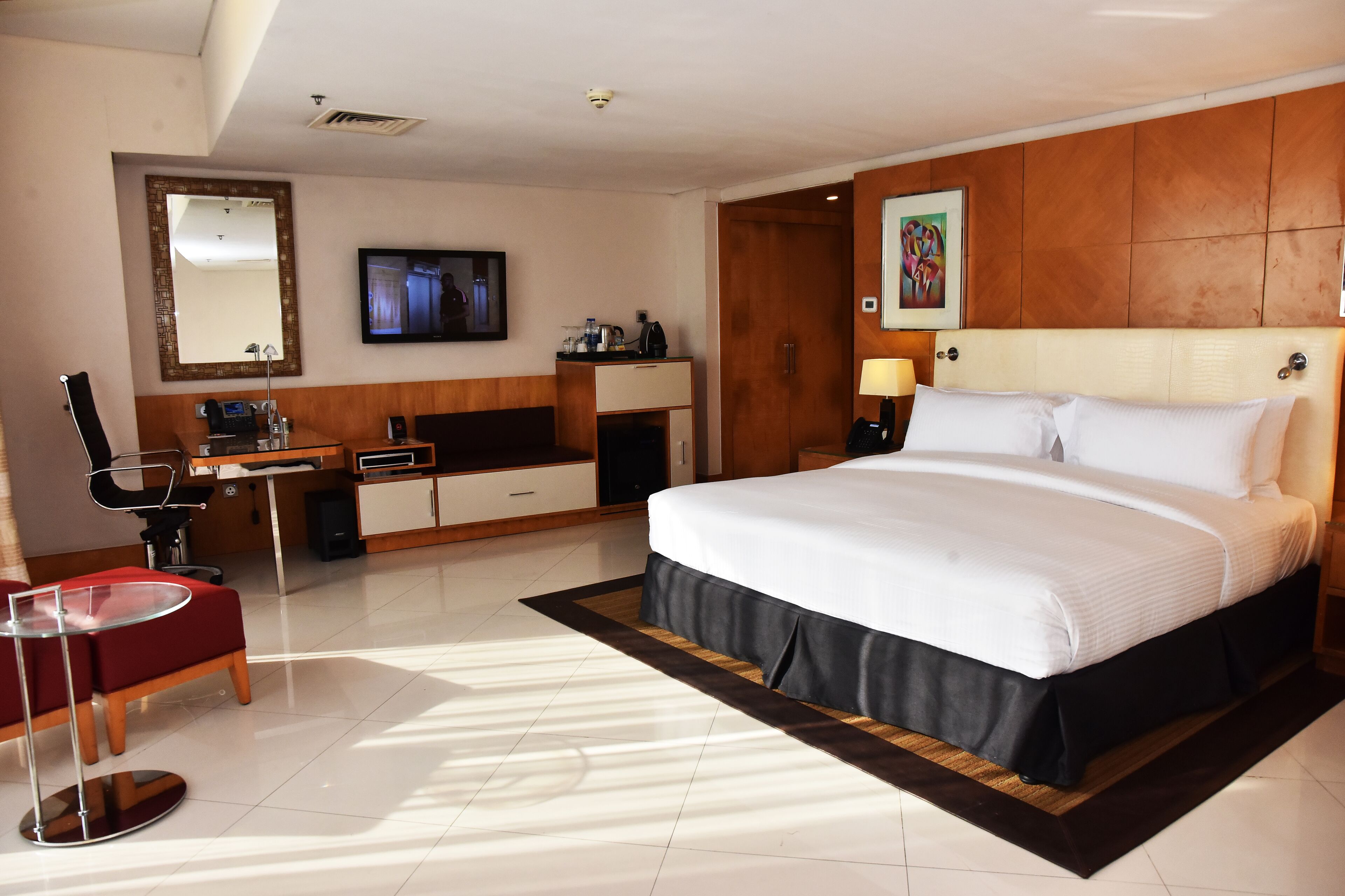 Deluxe Suite, 1 Bedroom | 1 bedroom, minibar, in-room safe, desk