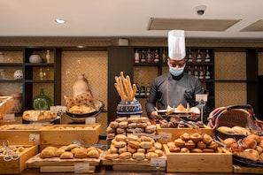 Tägliches Frühstücksbuffet gegen Gebühr