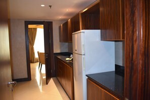 Presidential Suite, 3 Bedrooms | Private kitchenette | Mini-fridge, coffee/tea maker, electric kettle