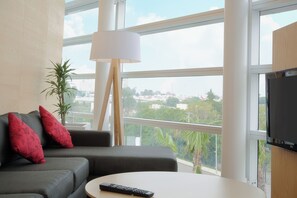 Värdeförvaringsskåp på rummet, skrivbord och strykjärn/strykbräda