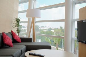 客房内保险箱、办公桌、熨斗/熨衣板、免费婴儿床