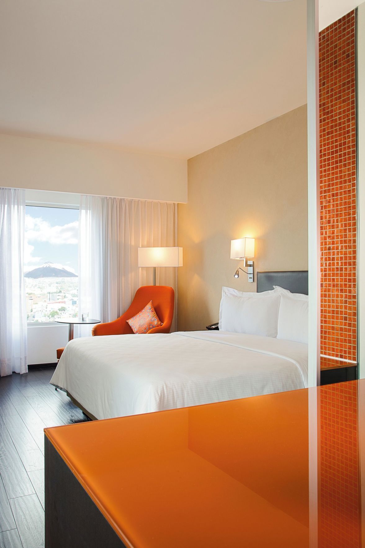 Een kluis op de kamer, een bureau, een strijkplank/strijkijzer