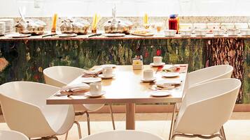 Se sirven desayunos, comidas y cenas