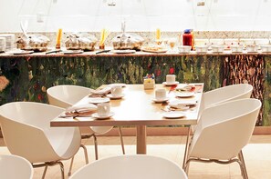 Frukost, lunch och middag serveras