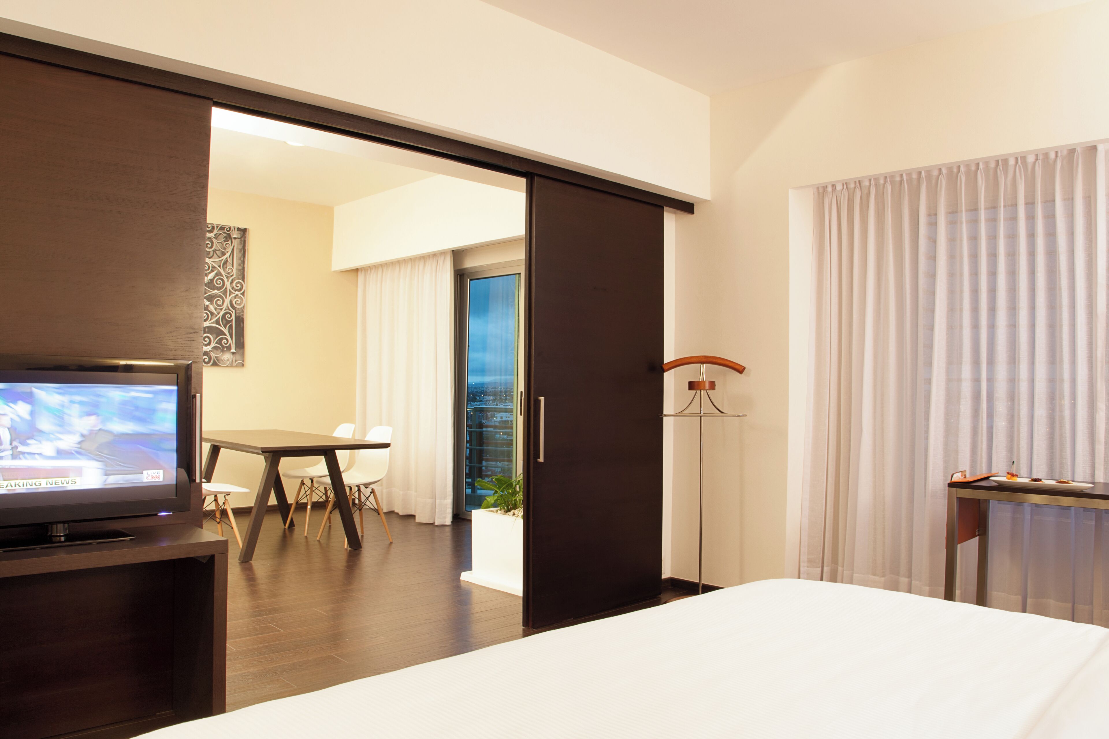 Caja de seguridad en la habitación y escritorio 