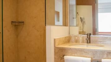 Douche, articles de toilette gratuits, sĂšche-cheveux