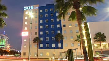 Bagian depan properti - sore/malam