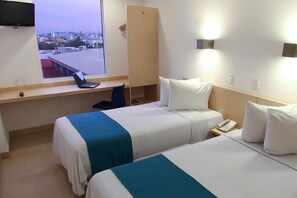 Quarto duplo standard | Escrivaninha, Wi-Fi de cortesia, roupa de cama