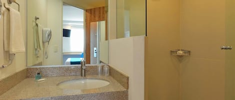 Chambre Standard, 1 grand lit | Salle de bain | Douche, articles de toilette écologiques, serviettes fournies
