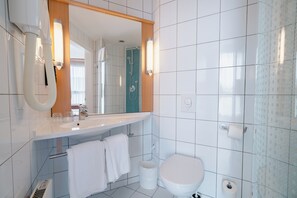 Tomannsrom, 2 enkeltsenger | Bad | Dusj, miljøvennlige toalettsaker, hårføner og håndklær