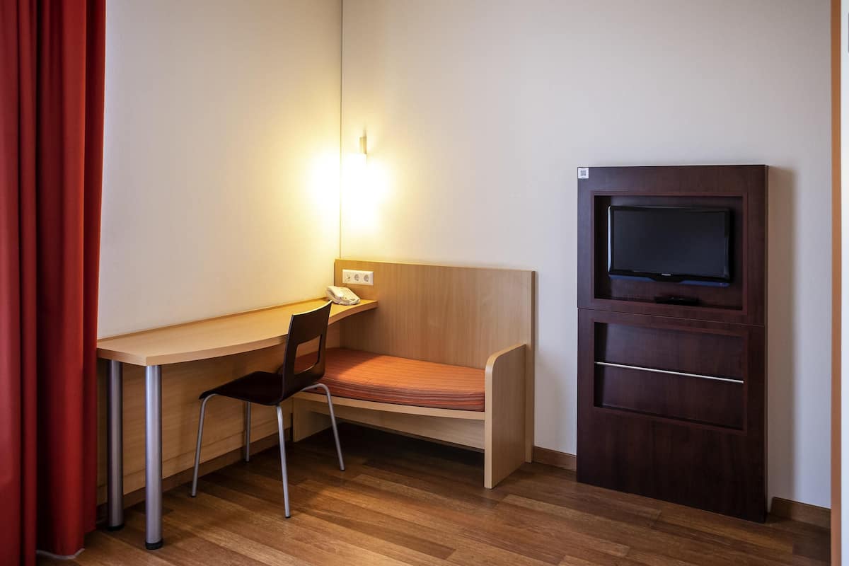 Room, 1 Double Bed | In-room safe, desk, soundproofing, free cribs/infant beds