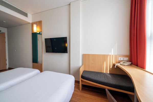 Twin Room, 2 Single Beds | In-room safe, desk, soundproofing, free cots/infant beds - ibis Kaunas Centre (Kaunas)