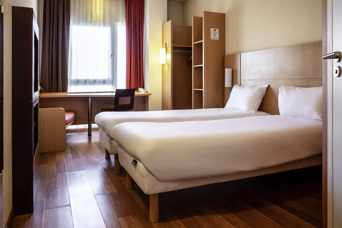 Kamar Twin, 2 Tempat Tidur Twin | Brankas, meja kerja, kedap suara, dan tempat tidur bayi gratis