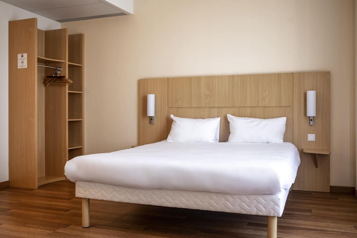 Kamar, 1 Tempat Tidur Double | Brankas, meja kerja, kedap suara, dan tempat tidur bayi gratis