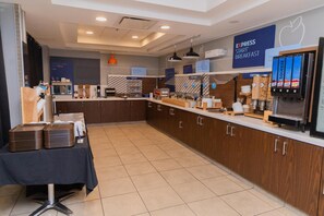 بوفيه فطور مجانًا يوميًا