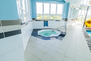 من حمّامات السباحة المغطاة