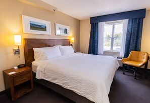 Chambre Standard, 1 très grand lit, non-fumeurs | Surmatelas, bureau, rideaux occultants, fer et planche à repasser