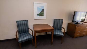 Suite, para no fumadores | Camas con pillow-top, escritorio y cortinas blackout