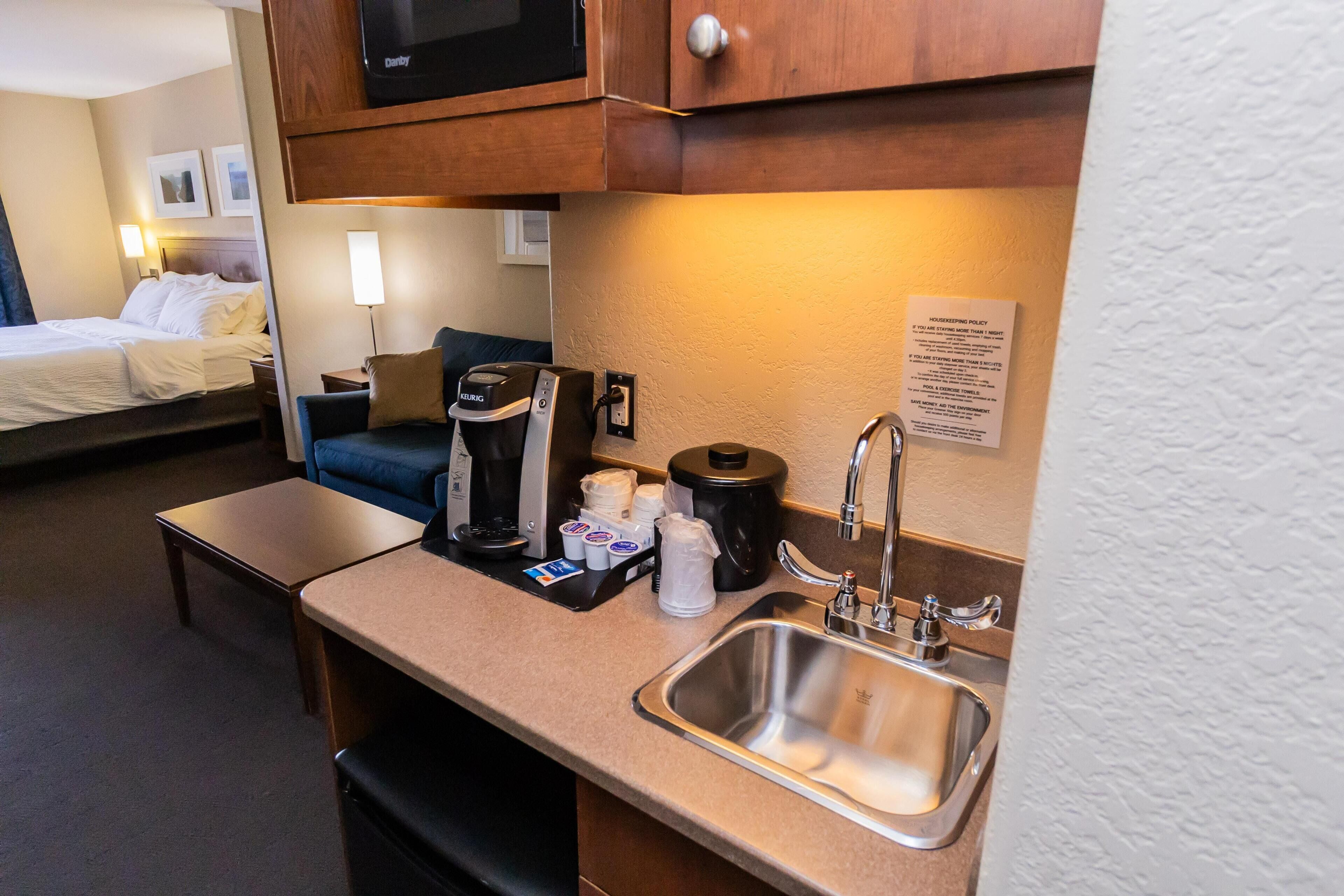 Suite, 1 très grand lit, non-fumeur (Queen sofabed) | Lit avec matelas à plateau-coussin, bureau, rideaux d’obscurcissement