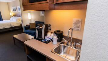 Suite, 1 très grand lit, non-fumeur (Queen sofabed) | Lit avec matelas à plateau-coussin, bureau, rideaux d’obscurcissement