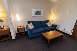 Suite, 1 très grand lit, non-fumeurs (Queen sofabed) | Surmatelas, bureau, rideaux occultants, fer et planche à repasser