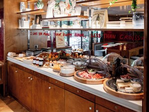 Tägliches Frühstücksbuffet (15 EUR pro Person)