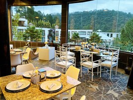 Se sirven desayunos y almuerzos, con vista a la piscina 