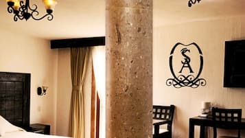 Suite | Muebles diferentes, escritorio y espacio para trabajar con laptop