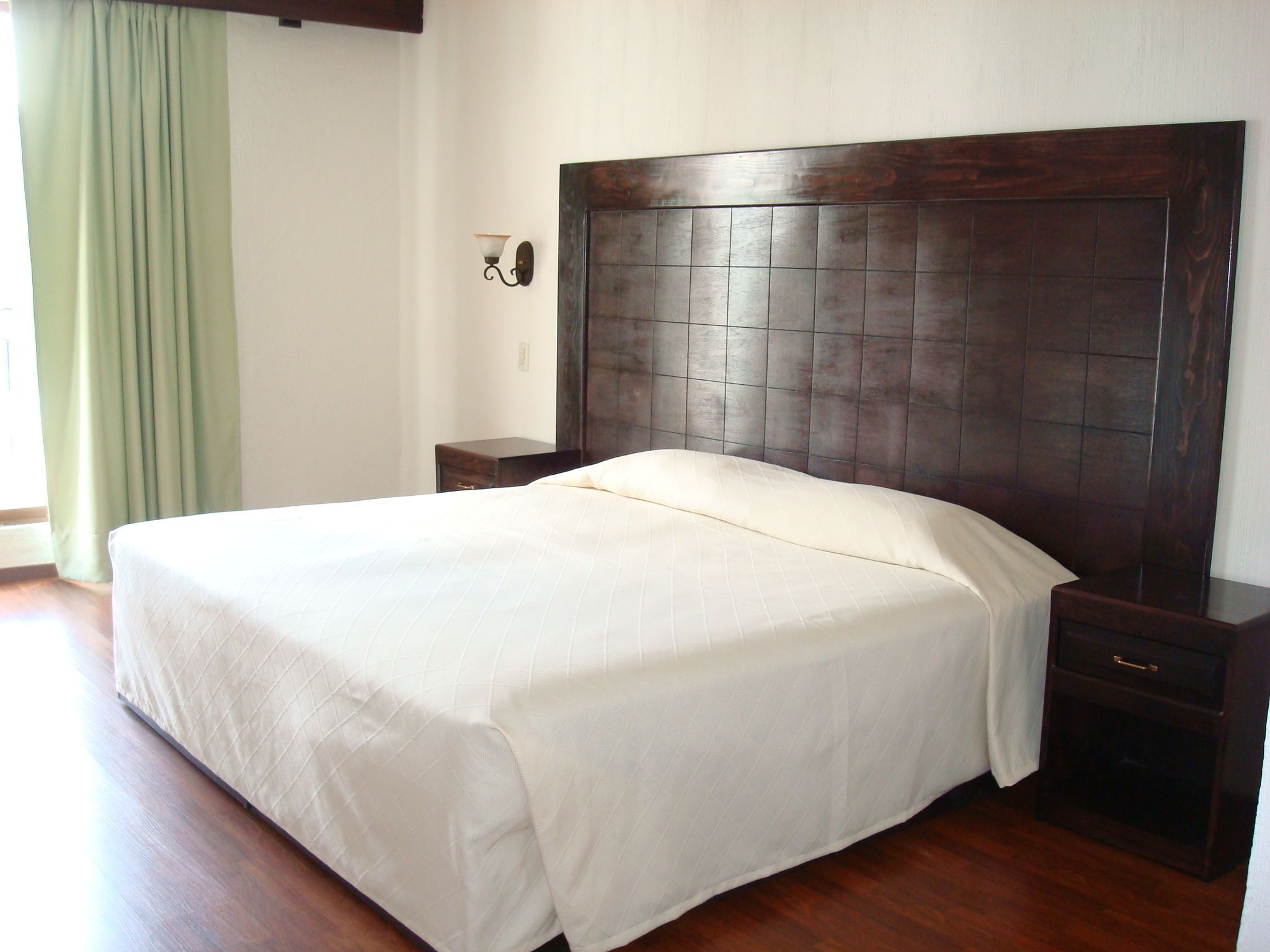 Habitación, 1 cama King size | Muebles diferentes, escritorio y espacio para trabajar con laptop 