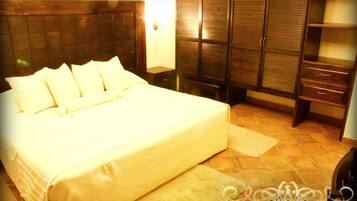 Muebles diferentes, escritorio y espacio para trabajar con laptop