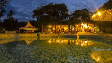 3 piscines extérieures