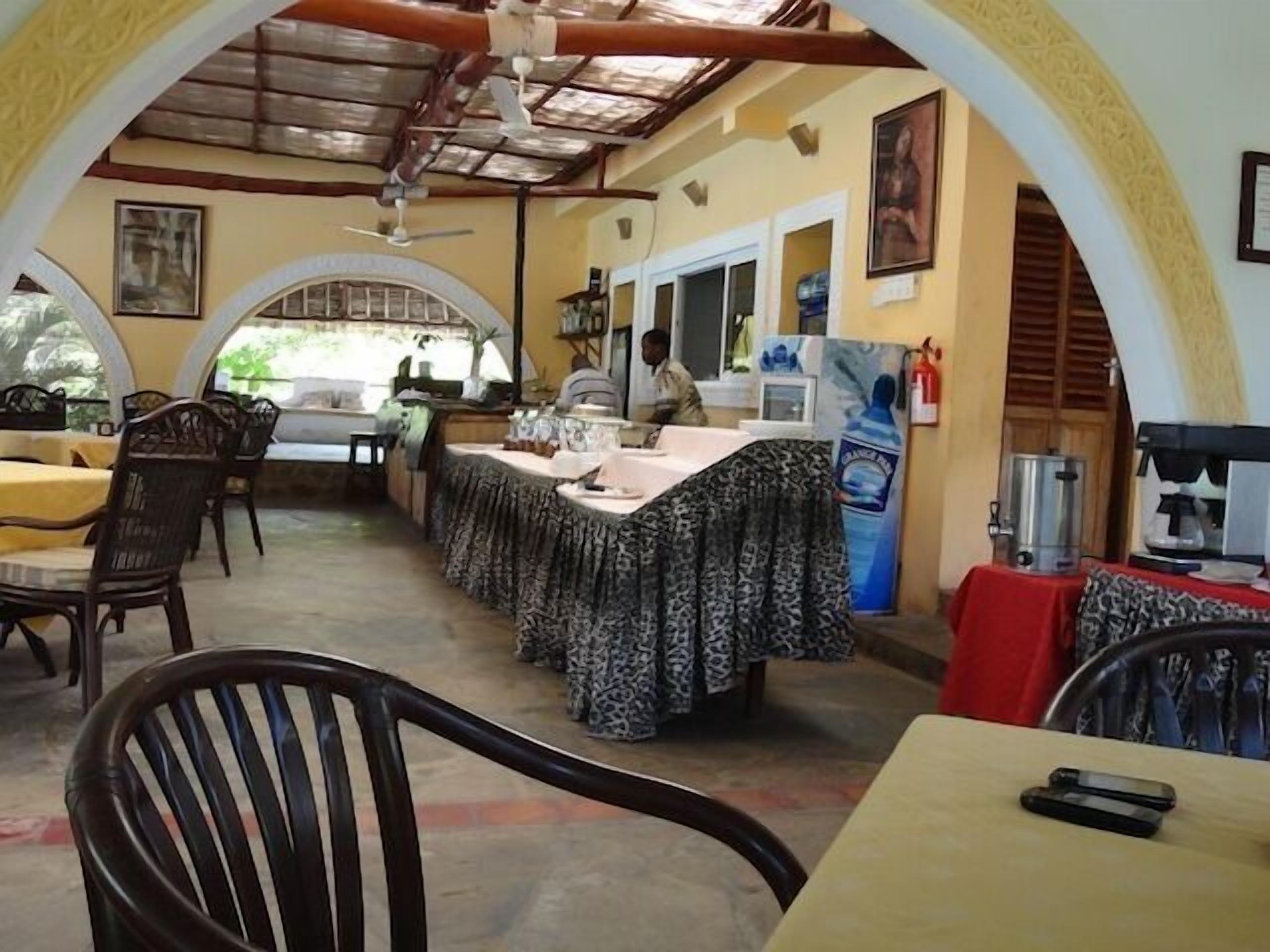 2 restaurants, breakfast, lunch, dinner served; pizza