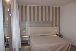 In-room safe, desk, free WiFi, bed sheets - Miralago (Tremosine)