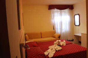 Classic-Dreibettzimmer | Zimmersafe, Schreibtisch, kostenloses WLAN, Bettwäsche