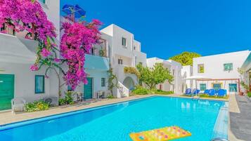 2 outdoor pools, pool umbrellas