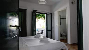 Studio | Bathroom | Shower, hair dryer, towels