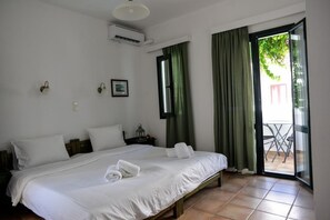 Studio | Premium bedding, blackout drapes, soundproofing, iron/ironing board - Eva Suites Hotel (Chania)