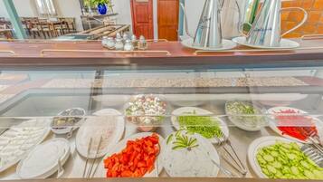 Frühstück, Mittagessen, Abendessen, Blick auf den Pool