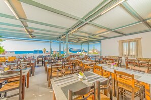 Sarapan prasmanan setiap hari dengan biaya tambahan