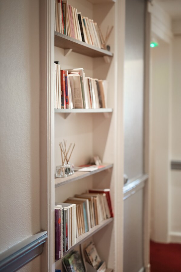 Una estantería con varios libros y objetos decorativos.