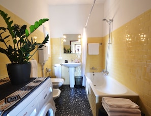Apartment, 3 Bedrooms, Canal View | Bathroom | Free toiletries, hair dryer, towels