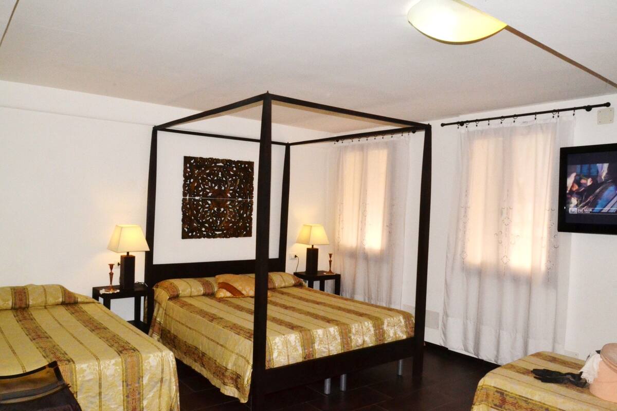 Family Room | In-room safe, free WiFi