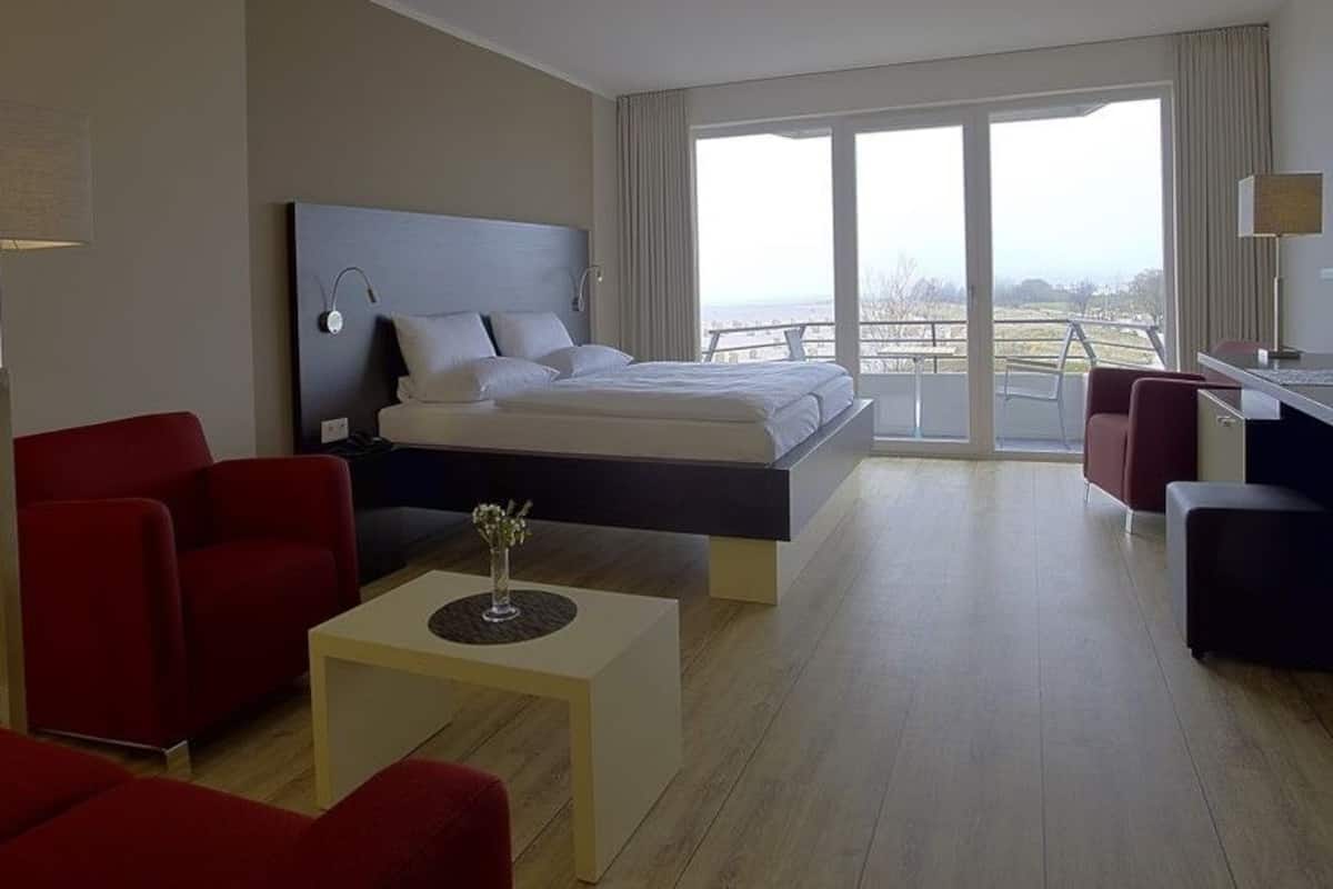Chambre Double Confort, vue partielle sur la mer | Literie hypoallergénique, coffres-forts dans les chambres, bureau
