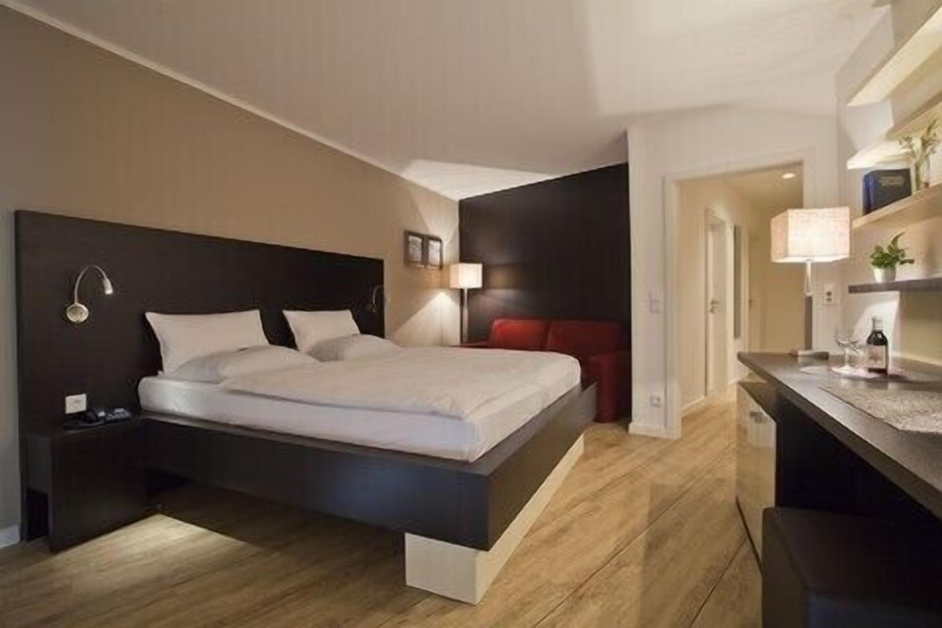 comfort single room, partial sea view | hypo-allergenic bedding, in-room safe, desk, blackout curtains