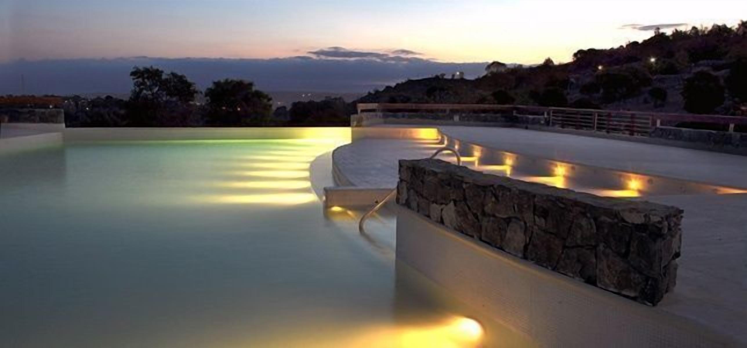 Una piscina techada, una piscina al aire libre
