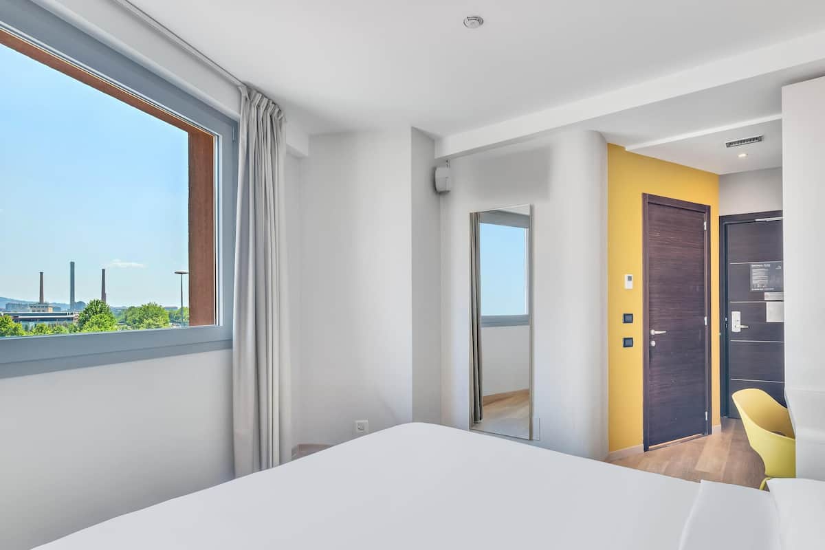 Habitación doble, para no fumadores | Caja de seguridad en la habitación y escritorio