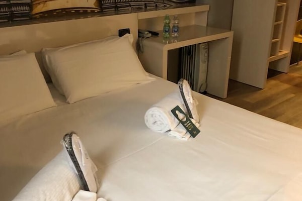 Caja de seguridad en la habitación y escritorio