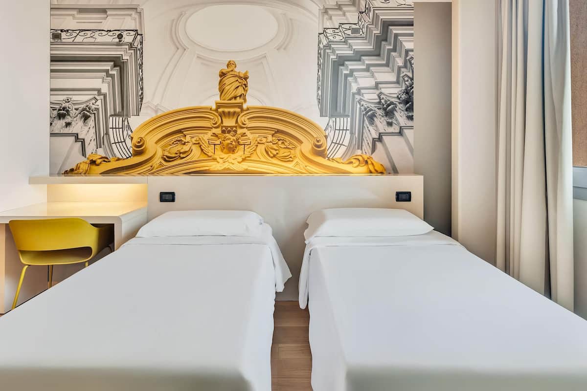 Caja fuerte, escritorio, espacio para trabajar con un portátil